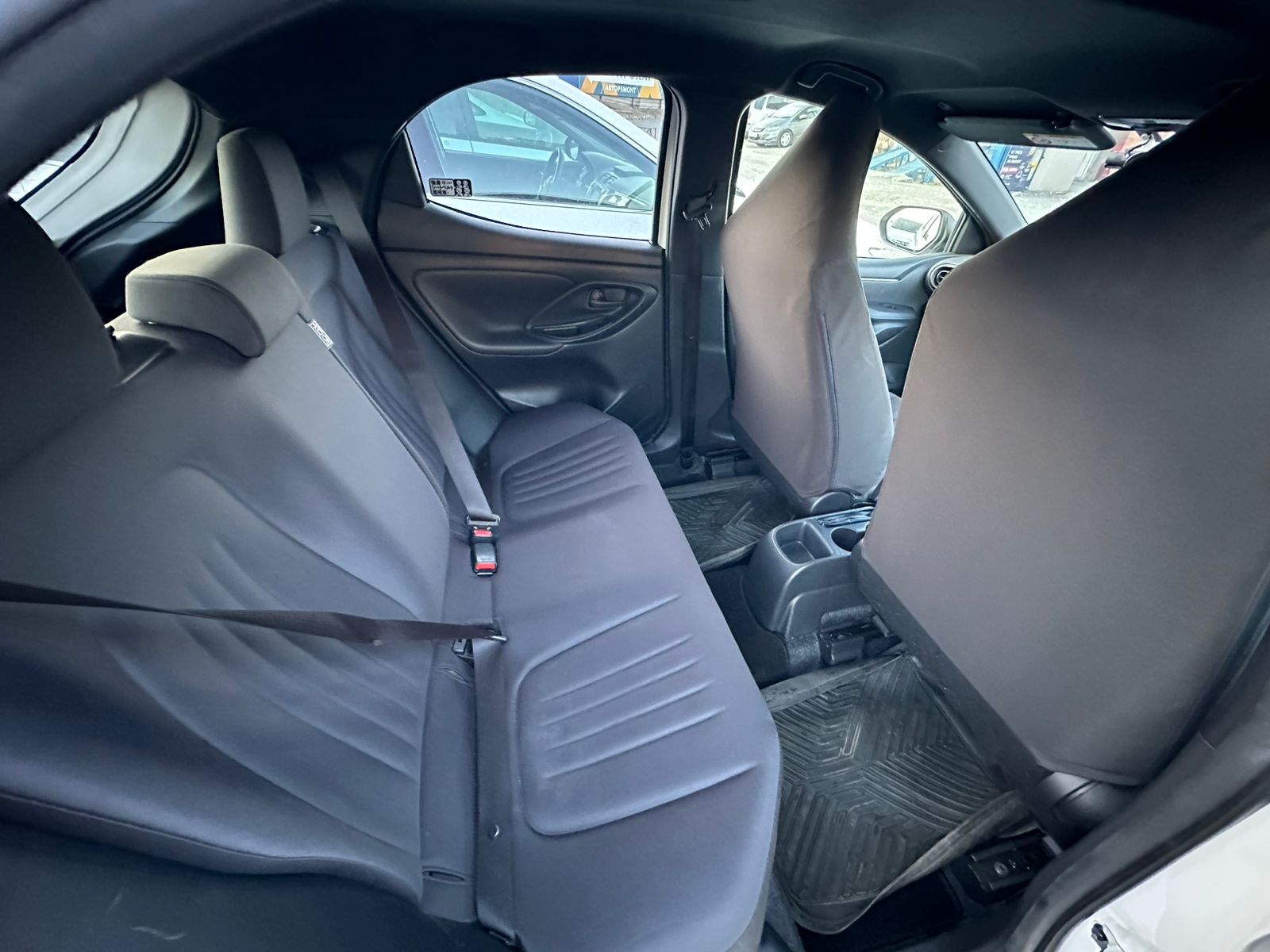 TOYOTA Yaris 2021 год