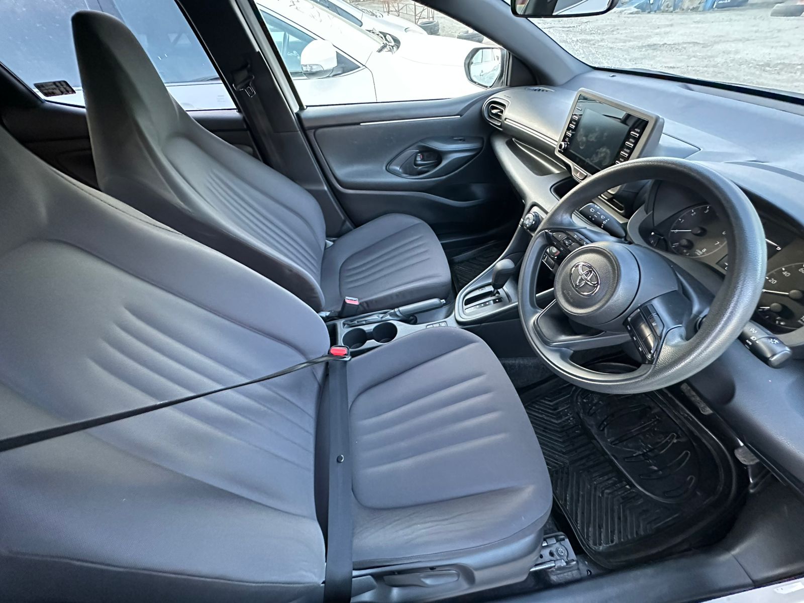 TOYOTA Yaris 2021 год